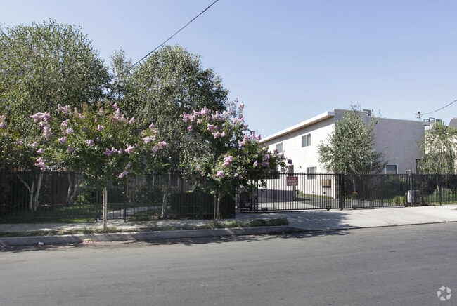 Foto del edificio - 11808-11812 Hart St