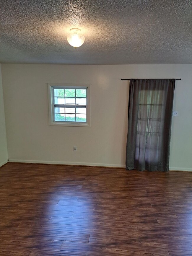 Foto del edificio - Spacious Remodeled 2 Bedroom Close To Ashe...