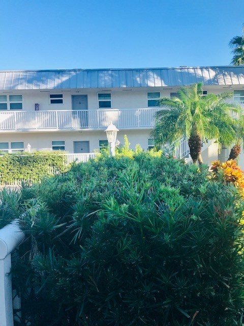Garden Style Condo - 2050 Douglas Rd