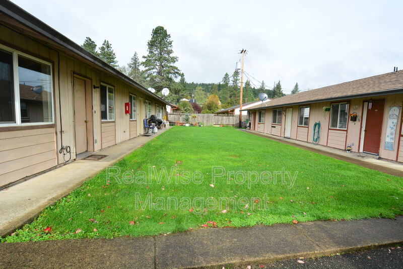 417 W First Ave, Sutherlin, OR 97479 Condo for Rent in Sutherlin, OR