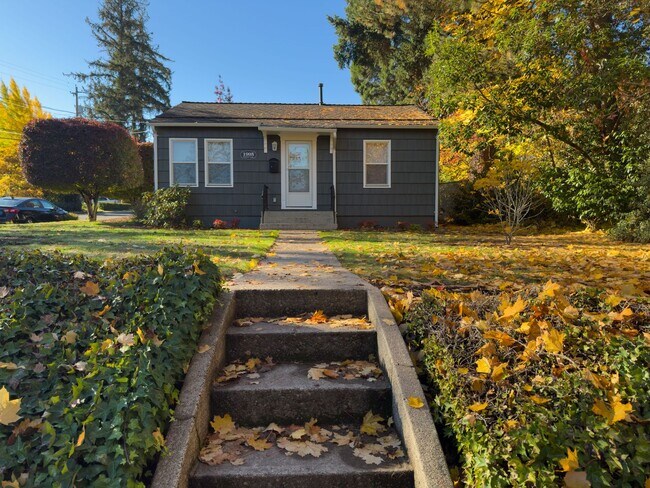 Foto del edificio - MOVE IN SPECIAL - Charming 2 Bed 1 Bath Home on Fenced Corner Lot in desired South Salem Neighbor...