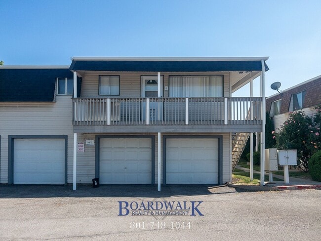 Building Photo - Two Bedroom With Great Amenities in Taylor...