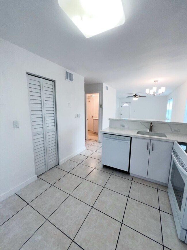 Foto del edificio - 3777 NW 78th Ave