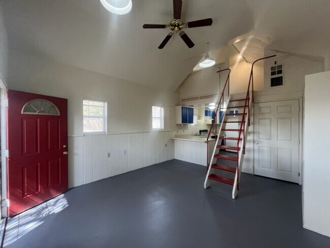 Building Photo - Unique Loft Style 1 Bedroom In the SE!