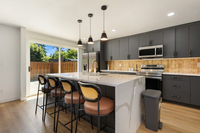 Foto del edificio - 905 142nd Ave SE