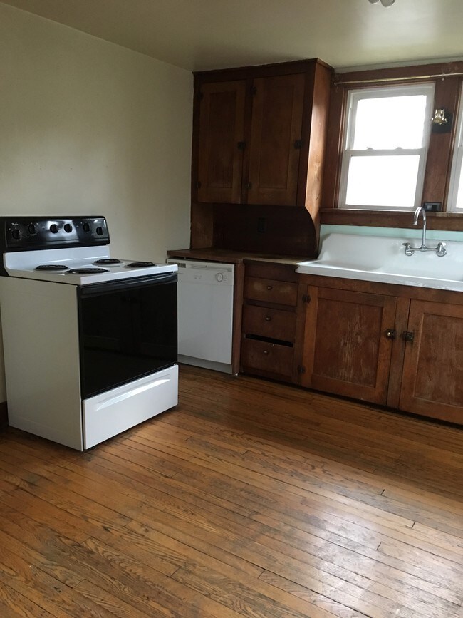 Building Photo - 832 Elmwood St