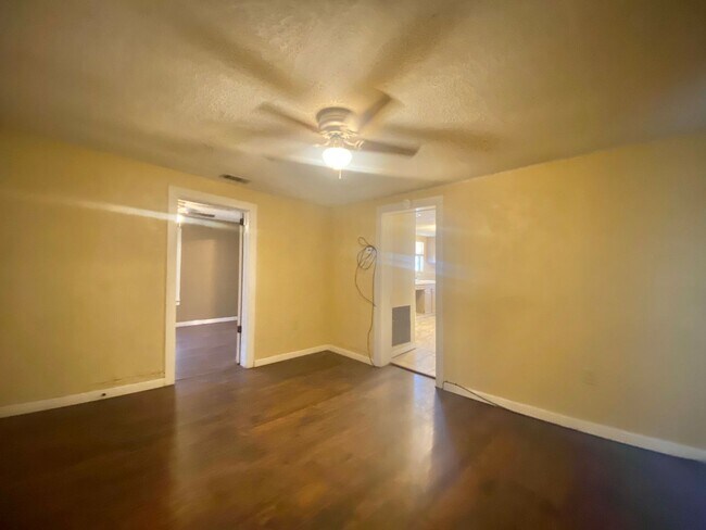 Building Photo - Adorable 1 Bed 1 Bath--Spacious with bonus room