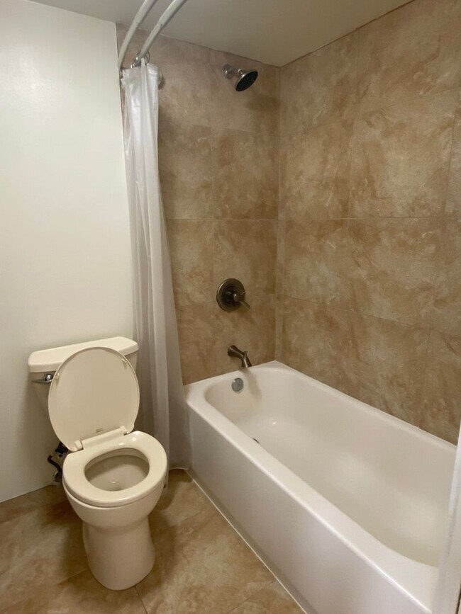 Foto del edificio - 2 Parking, 1 Bed, 1 Bath-24th Floor & W/D ...