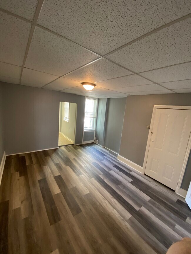 Living Room - 2552 E Clearfield St