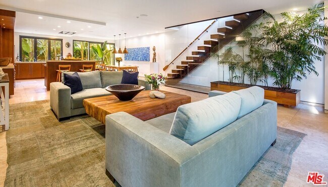 Foto del edificio - 235 Entrada Dr