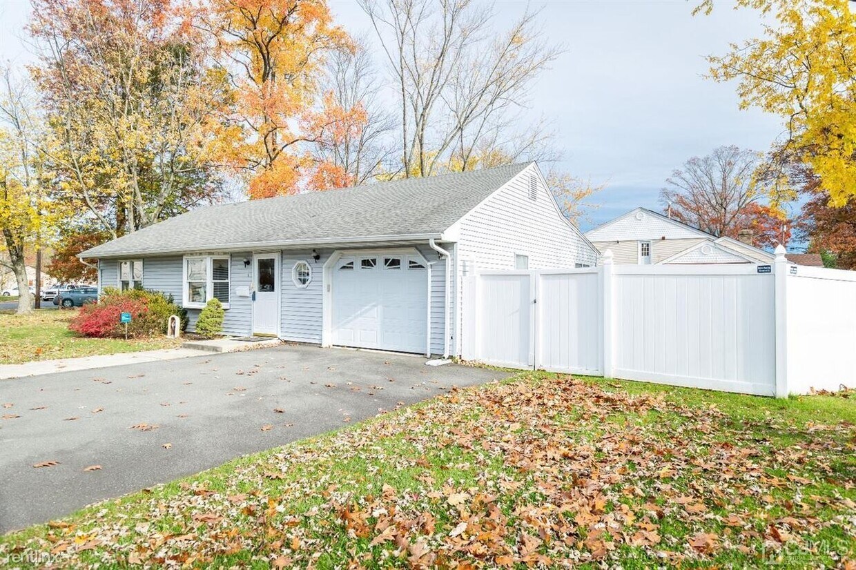 Primary Photo - 3 br, 2 bath House - 1 Crescent Rd
