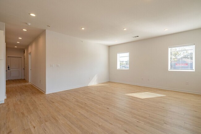 Foto del edificio - Stylish and Spacious 2 Bedrooms, 2 Bathrooms Condo for Rent in Little Ford!!!