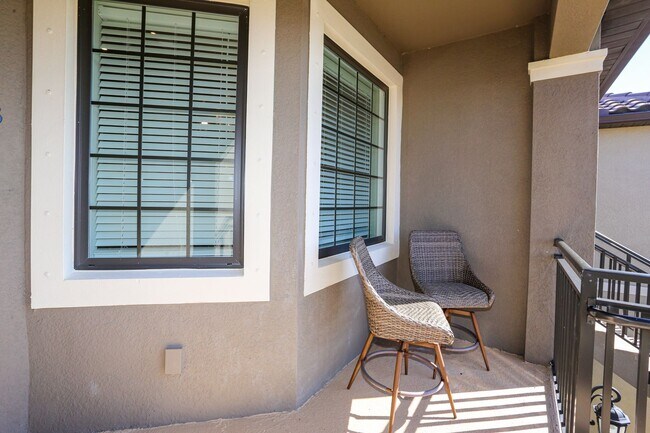 Foto del edificio - *ESPLANADE**2 BEDS+DEN/2BATH** FURNISHED S...