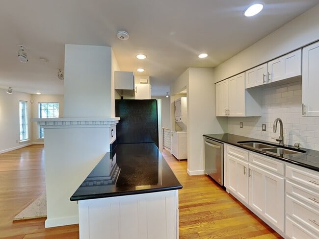 Building Photo - 4402 Buena Vista St