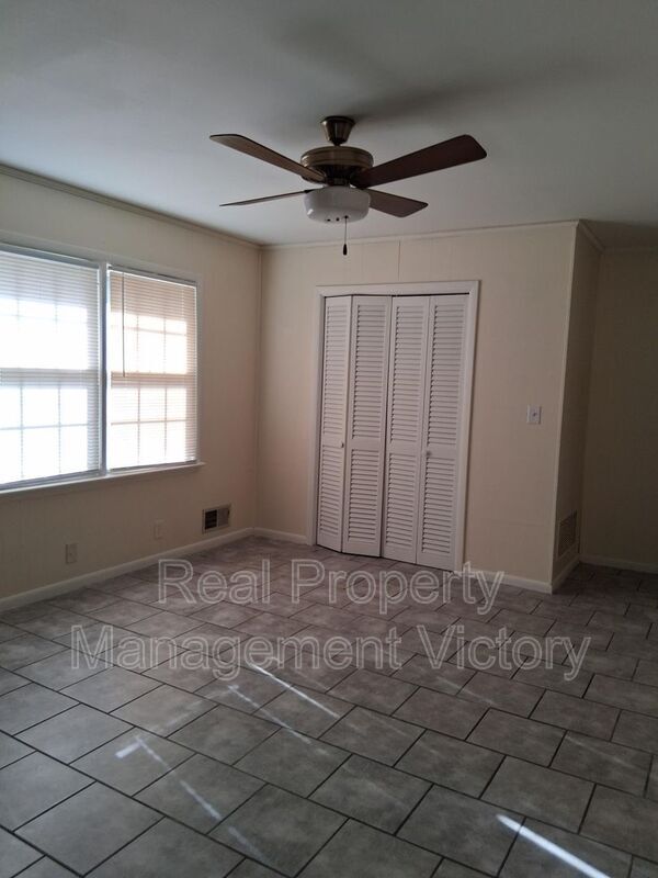 Building Photo - 817 Springlake Dr