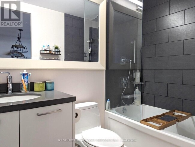 Photo du bâtiment - 88 Park Lawn Rd