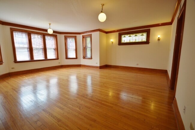 Building Photo - 706 W Wellington Ave