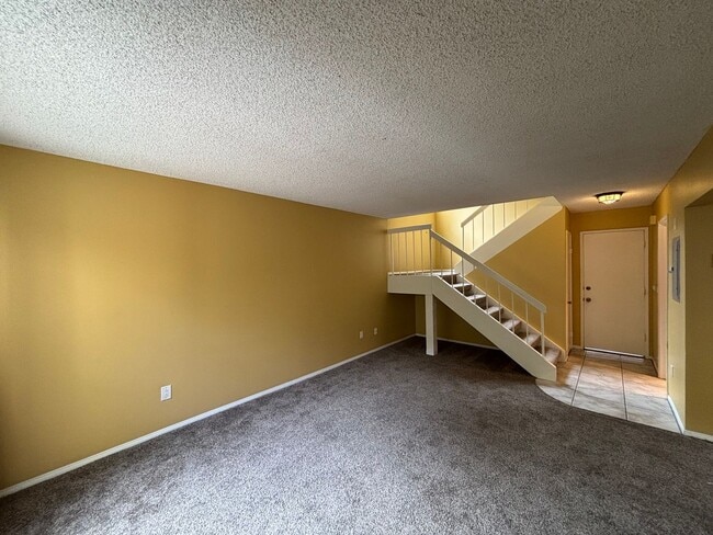 Building Photo - Spacious 3BD/2.5BA Townhouse in UTC W/ 2-C...