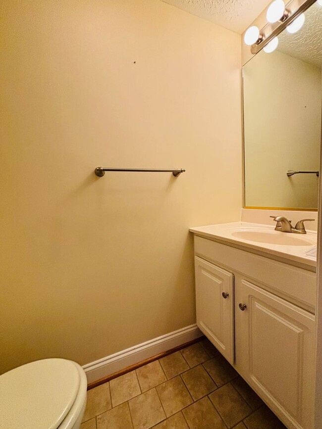 Building Photo - 3 Bedroom 2.5 Bath Townhouse
