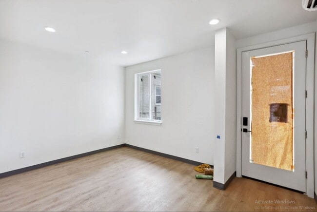 Foto del edificio - Spacious Townhome – Husky now leasing!