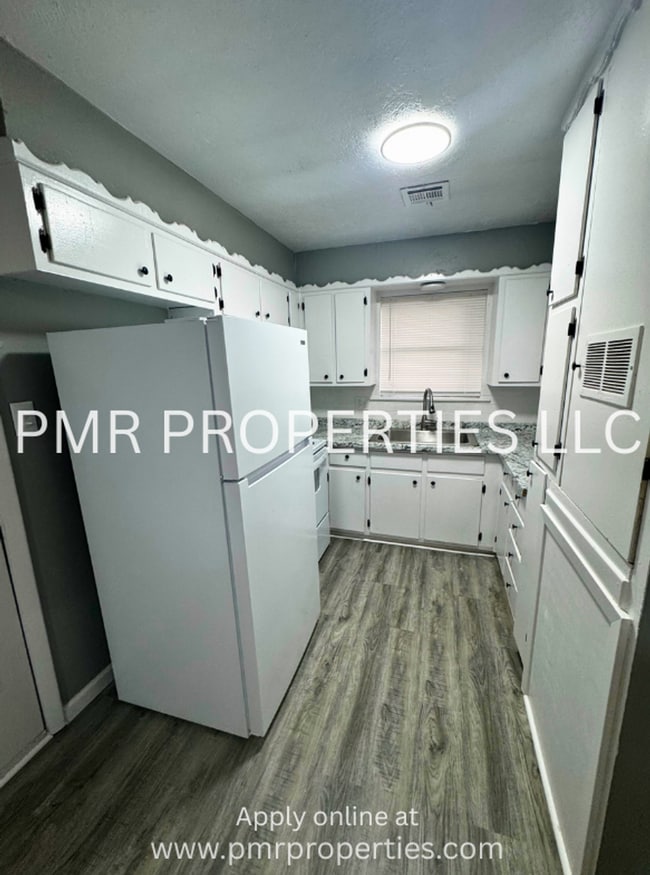 Building Photo - 3 Bedroom / 1.5 Bathroom Home