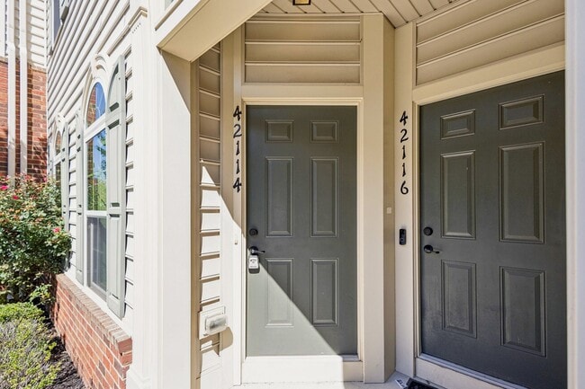 Building Photo - Welcome to this stunning 3-bedroom, 2.5-ba...