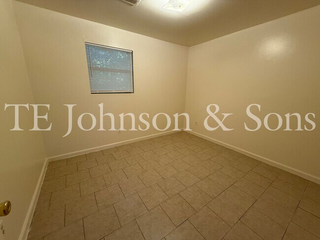 Building Photo - Comfortable 2 Bedroom Living with All Utilities Included on Oakcroft