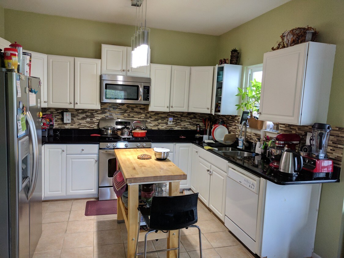 2435 Clover Field Cir, Herndon, VA 20171 Townhouse for Rent in Herndon, VA