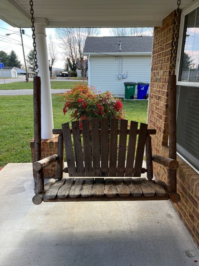 Building Photo - Remodeled 3 Bedroom Single Level Home in C...
