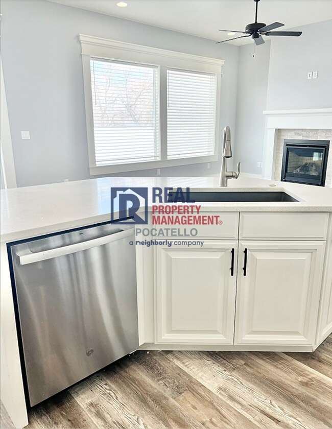 Building Photo - "AMAZING NEW HOME FOR RENT" 3 Bed 2 Bath - 2 Car Garage