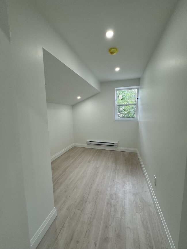 Building Photo - 833 Albert Rd