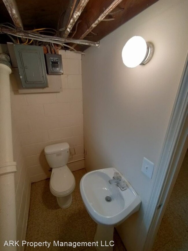 Building Photo - 3 br, 1.5 bath House - 17920 Redfern