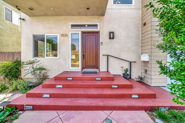 Foto del edificio - Modern 4-Bedroom Home in Prime West LA | Walkable, Spacious & Move-In Ready