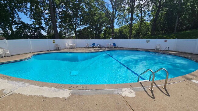 Foto del edificio - Well maintained 2-Bed 2-bath Oasis with Pool Access in Prime Bloomington Location 7-17