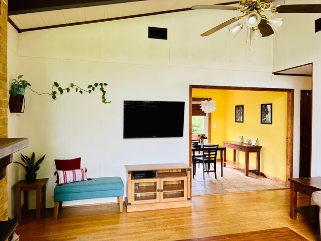 Building Photo - Charming 3 Bedroom Christiansburg Home