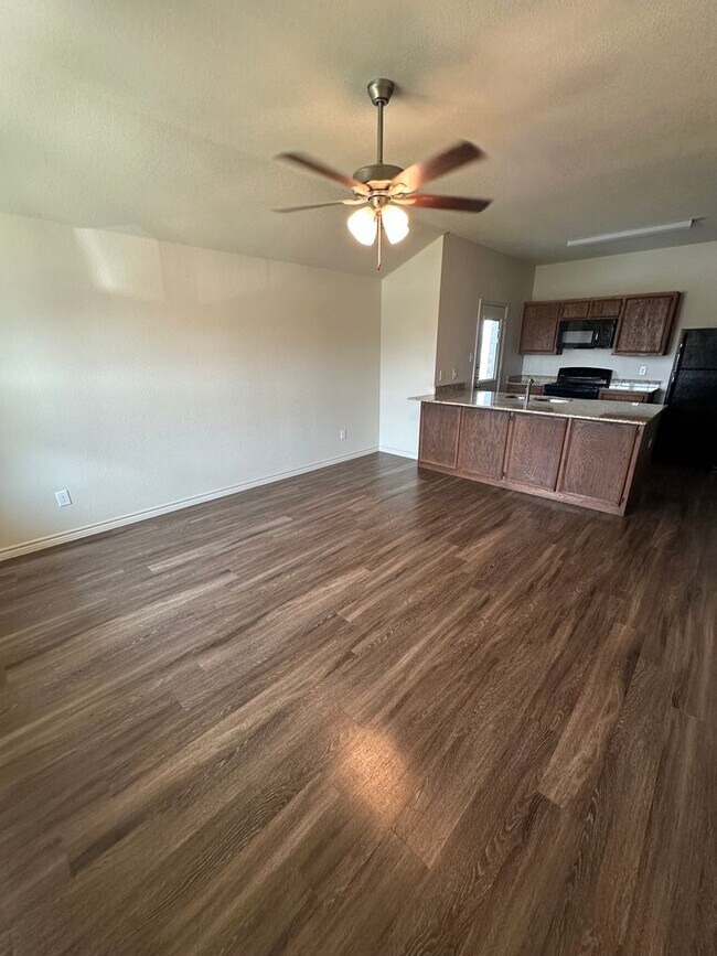 Building Photo - 3 Bedroom / 2 bathroom