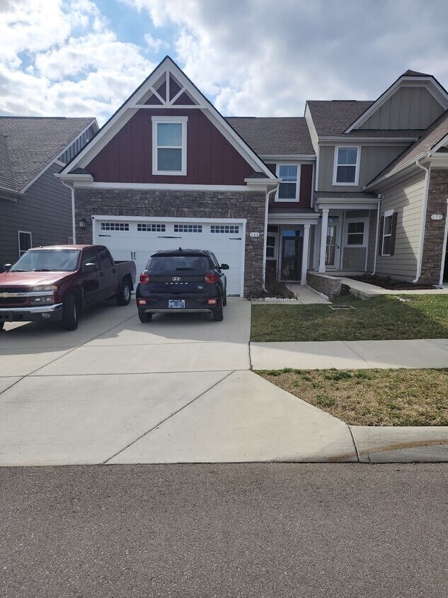 Primary Photo - Gorgeous 3 bd/2.5 bath with/2 car garage