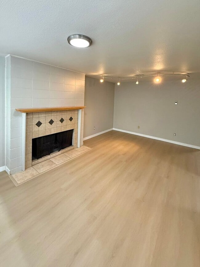 Building Photo - 4-Bedroom North Green Lake Townhouse-Style...