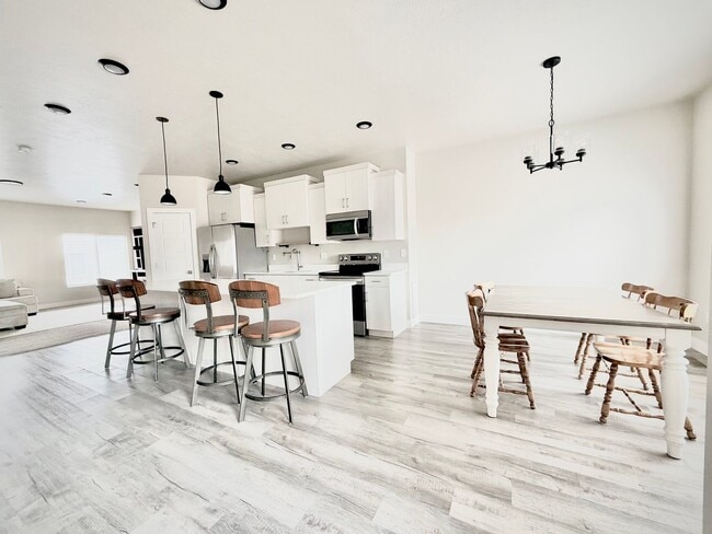 Building Photo - Beautiful 3-Story Townhome | 4 Bedrooms | 3 Baths | 2-Car Garage | Hyrum, Utah