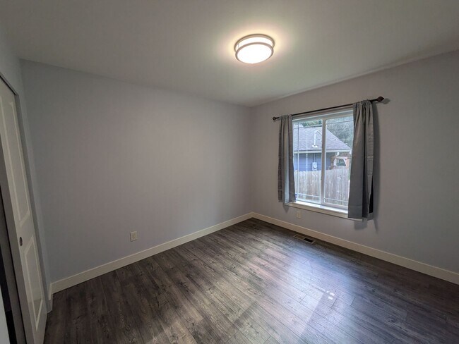 Foto del edificio - Newer Home 3 Bed with Den and Solar Panels...