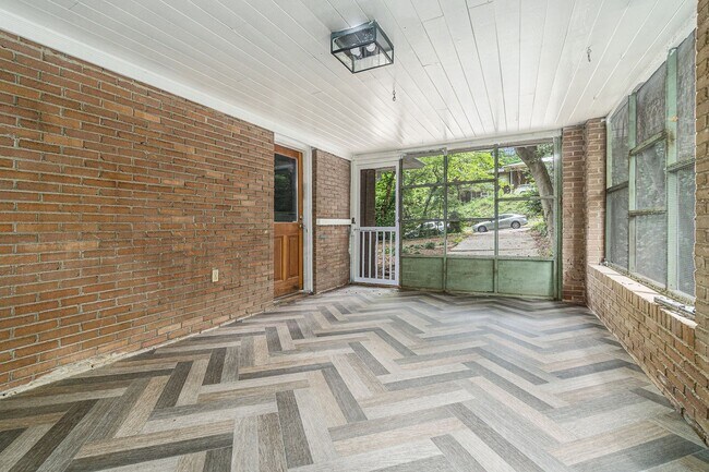 Foto del edificio - Recently Renovated 3 Bedroom 2 Bath House ...