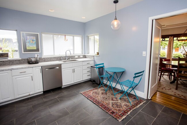 Building Photo - Beautiful Piedmont Home with Additional AD...