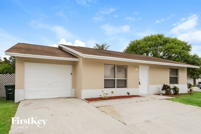 Foto del edificio - 6149 Blue Grass Cir