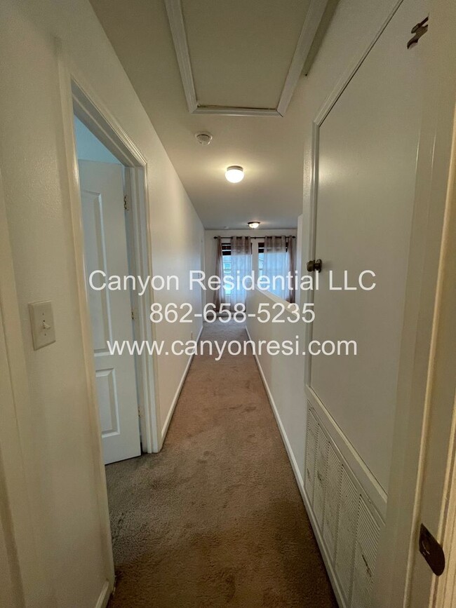 Foto del edificio - Great Location the spacious 3BR 3BA won't last long!