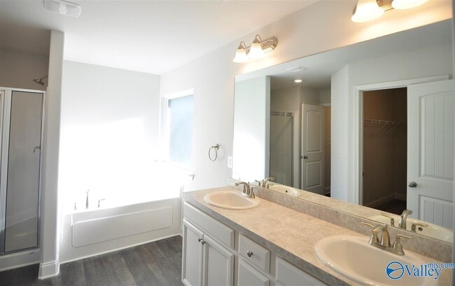 Building Photo - 2464 Bell Manor Dr SW