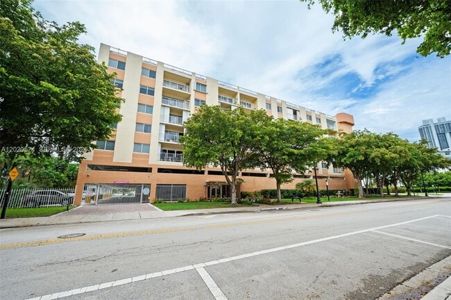 Foto del edificio - 200 178th Dr