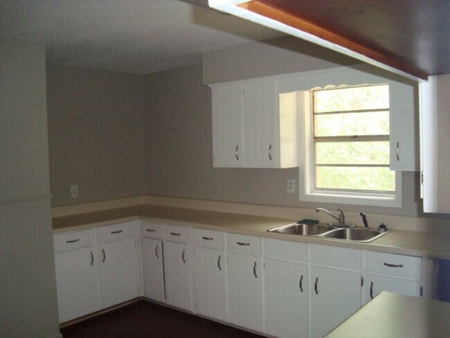Building Photo - 4 Bedrooms and 1.5 Bath
