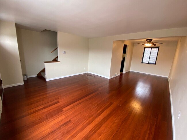 Building Photo - Amazing Duplex in Castle Shannon!