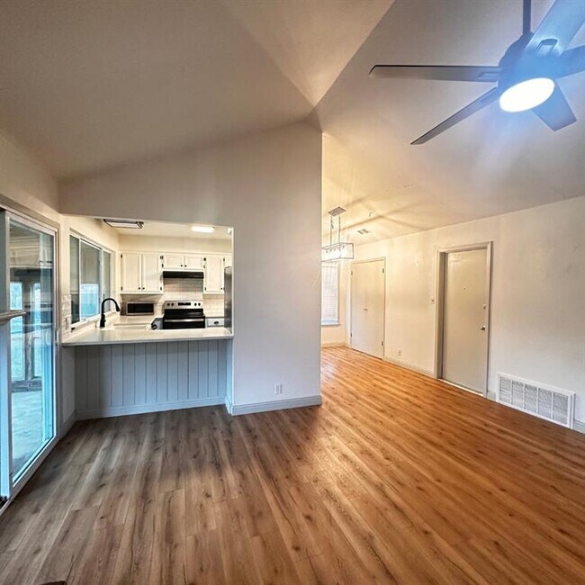 Building Photo - 504 Splitrock