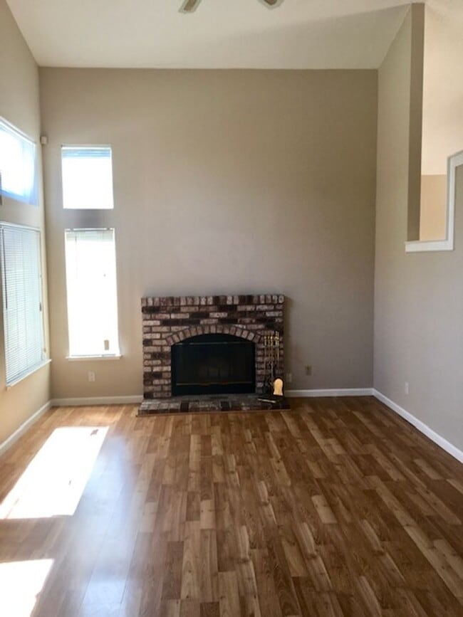 Building Photo - Great 3 bed 2.5 Bath House in Pittsburg w/...